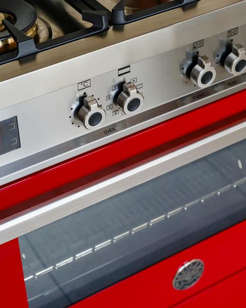 https://assets.bertazzoni.com/asset/efcbbe94-4394-4ba3-a60b-7fab4d1cd86d/thumbnail/webimage-JulsKitchen